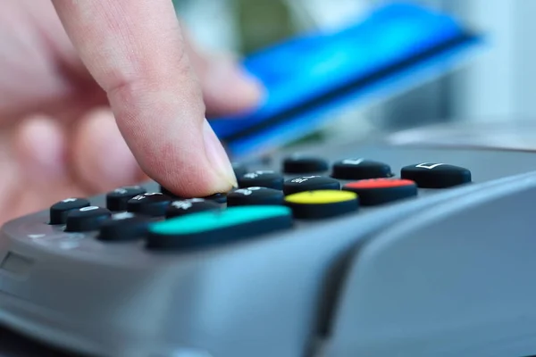 Zákazník Používající Modrou Kreditní Kartu Zaplacení Elektronické Peníze Nákupní Koncept — Stock fotografie