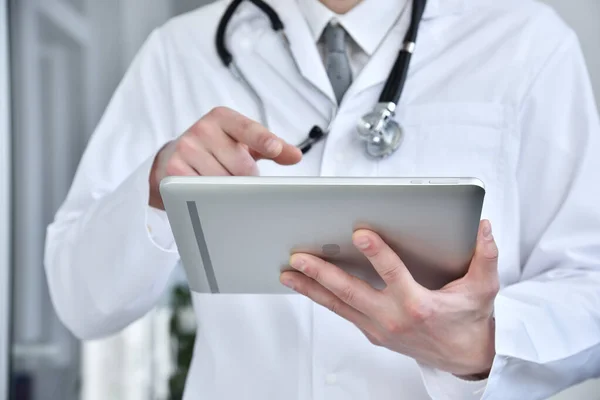 Doctor Usando Una Computadora Táctil Concepto Salud Medicina Cerca —  Fotos de Stock