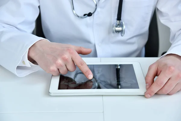 Beyaz Önlüklü Steteskoplu Doktor Beyaz Masada Dijital Tablet Kullanıyor Sağlık — Stok fotoğraf