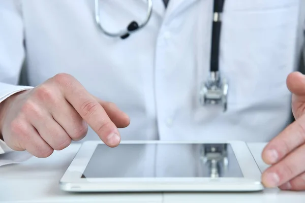 Dokter Werkt Aan Een Digitale Tablet Computer Kantoor Gezondheidszorg Geneeskunde — Stockfoto