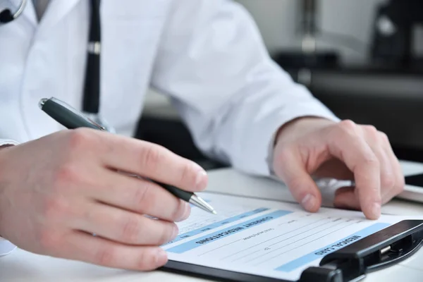 Dokter Schrijft Medische Kaart Naar Klembord Kliniek Gezondheidszorg Geneeskunde Concept — Stockfoto