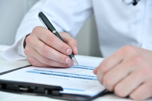 Doctor Manos Escribiendo Portapapeles Notas Pacientes Consultorio Médico Forma Examen —  Fotos de Stock