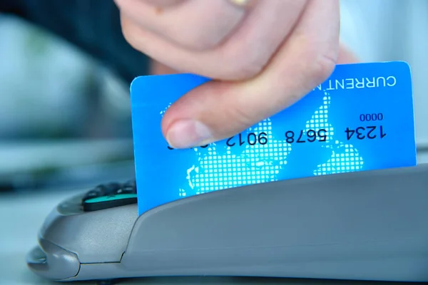 Расплачивайтесь Синей Кредитной Картой Потраченные Деньги Помощью Платежного Терминала Оплата — стоковое фото