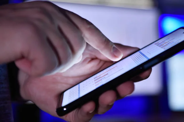 Uomo Ufficio Consegna Assegni Aziendali Smart Phone Ufficio Notturno Concetto — Foto Stock