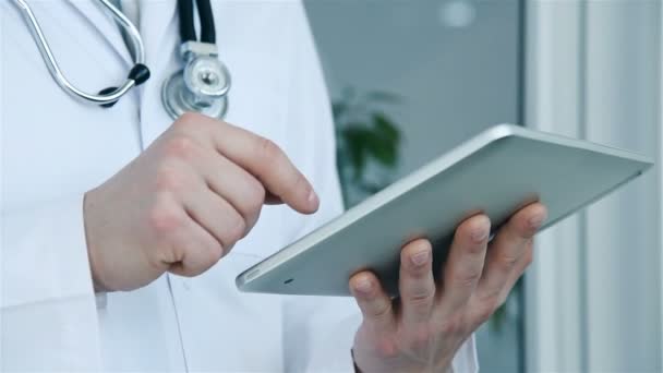 Médico Con Tablet Digital Las Manos Información Médica Surf Concepto — Vídeo de stock