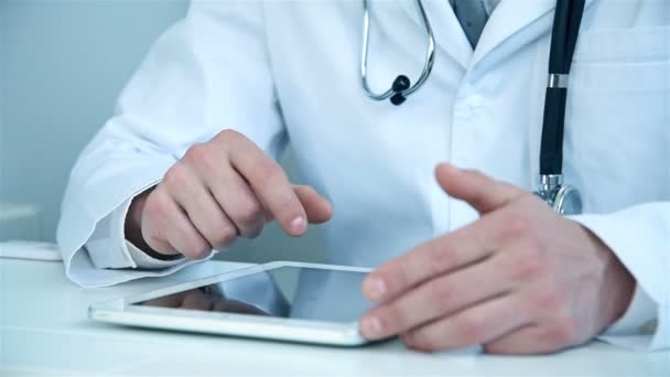 Doctor Sentado Oficina Del Hospital Usando Tablet Computer Digital Concepto — Vídeo de stock