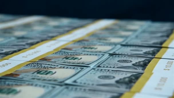 Viele Bündel Von Hundert Dollar Banknoten Waren Mit Einem Papierband — Stockvideo