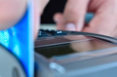 Terminale para harcamak için kredi kartı öde. İşlem ücreti ve alışveriş konsepti. Kapat.