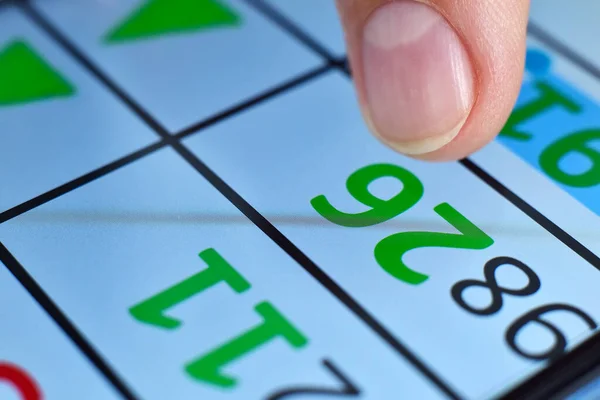 Parmaklar Akıllı Telefon Ekranındaki Finansal Verileri Gösteriyor Pazarlama Hisse Senedi — Stok fotoğraf