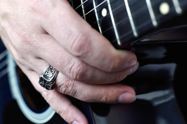 Rockman Silberner Ring Finger Der Auf Einer Halb Akustischen Gitarre — Stockfoto