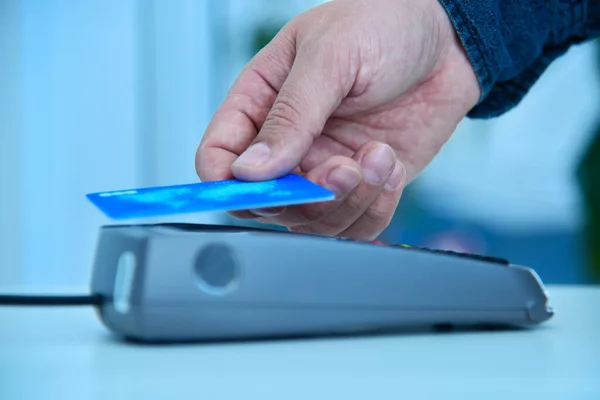 Hand Using Credit Card Payment Nfc Techology Electronic Money Shopping — Stock Photo, Image