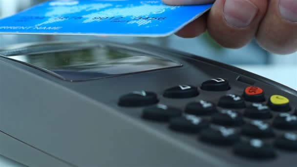 Klant Betaalt Met Een Creditcard Betaalterminal Met Behulp Van Draadloze — Stockvideo