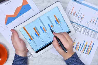 Ofisteki adam dijital tablet bilgisayar ekranında belgeler üzerinde çalışıyor. Finans ve ticaret konsepti. Kapat.