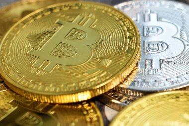 Bitcoin sembollü altın paralar. Sanal para, e-ticaret ve kripto para birimi kavramı.