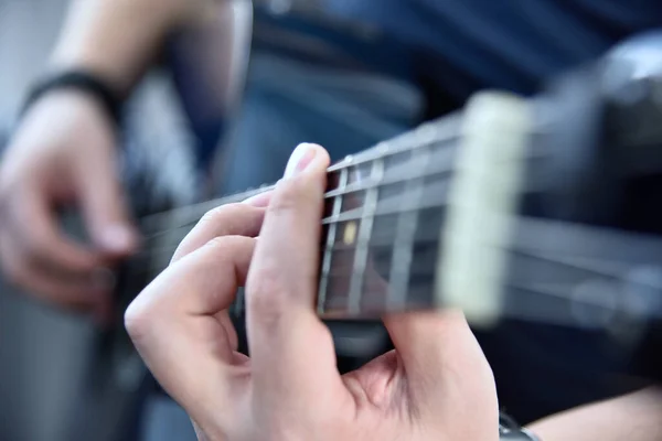 Gitarrist Spielt Auf Blauer Akustikgitarre Musik Und Kunstkonzept Nahaufnahme — Stockfoto