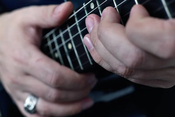 Mano Con Anillo Plata Dedo Tocando Guitarra Semi Acústica Concepto —  Fotos de Stock