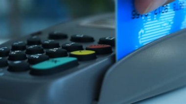 El, ödemeyi mavi kredi kartıyla yapar ve klavyeye şifre koyar. Elektronik Para ve Alışveriş Konsepti. Yavaş Hareket Etkisi. Kapat.