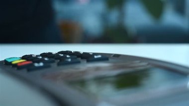 Müşteri kredi kartıyla ödeme yapıyor. Elektronik Para ve Alışveriş Konsepti. Kapat.