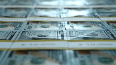 Kağıt bantla bağlanmış 100 ABD Doları 'na ait banknotlar. İş, Finans ve Bankacılık Konsepti.