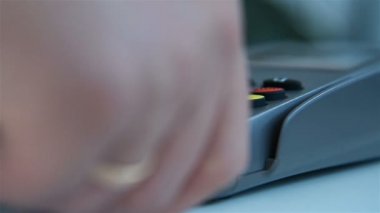 Banka Terminalindeki Pin Kodu 'nu kredi kartıyla elle arıyor. Çevrimiçi ödeme ve elektronik para konsepti. Yavaş Hareket Etkisi. Kapat.