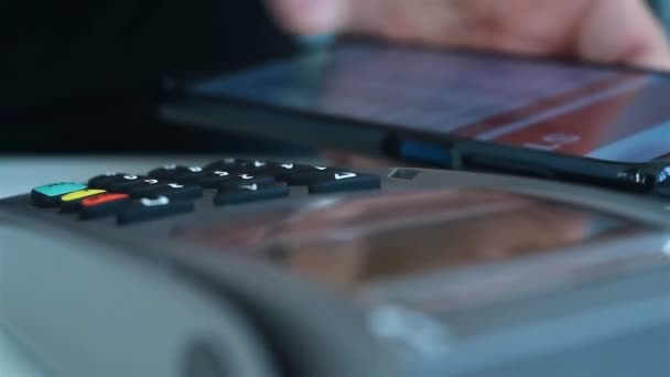 Nfc Betalning Smartphone Betalterminalen Elektroniska Pengar Och Shoppingkoncept Slow Motion — Stockvideo