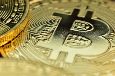 Altın kripto para birimi bitcoin paraları. Kripto para birimi ve sanal para kavramı. Kapat.