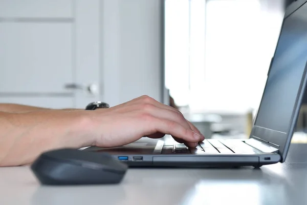 Mãos Empresário Digitando Teclado Laptop Escritório Ocupação Conceito Trabalhador Fechar — Fotografia de Stock