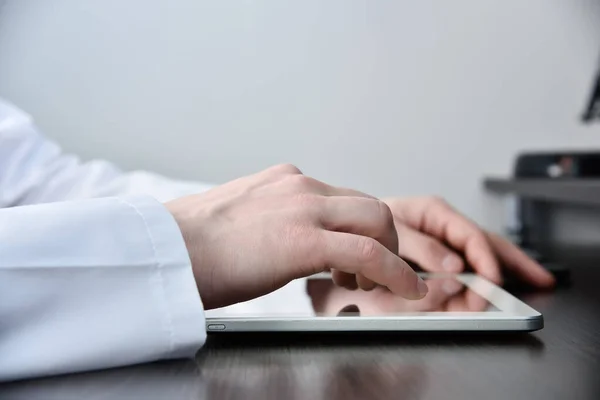 Médico Trabajando Tabletas Digitales Clínica Concepto Salud Medicina Cerca — Foto de Stock