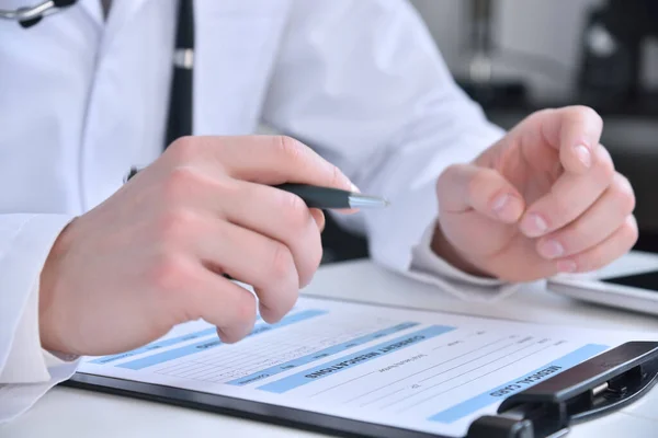 Doctor Con Tarjeta Médica Para Portapapeles Clínica Concepto Salud Medicina — Foto de Stock