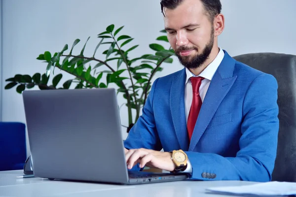 Gestionnaire Bureau Avec Montre Bois Tapant Sur Clavier Ordinateur Portable — Photo