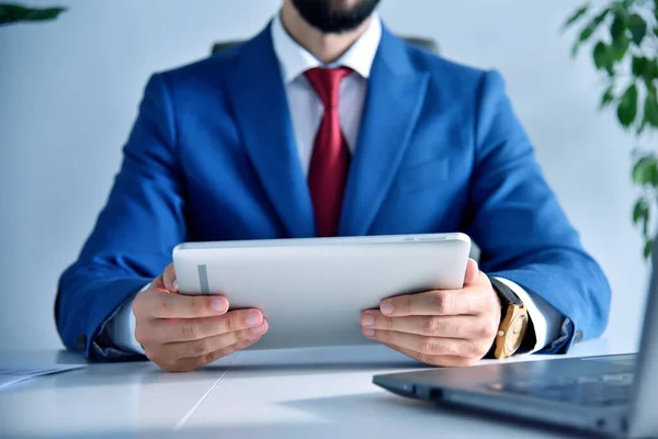 Ofis Müdürü Elleri Tablet Bilgisayar Kullanıyor Finansal Başarı Kavramı Kapat — Stok fotoğraf