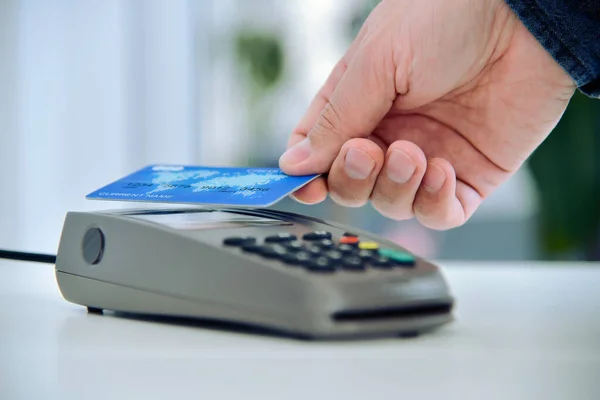Hand Using Credit Card Payment Nfc Techology Electronic Money Shopping — Stock Photo, Image