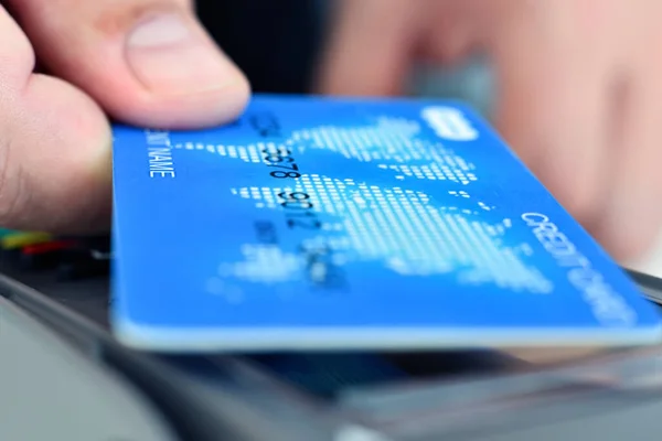 Рука Используя Синюю Кредитную Карту Технологией Nfc Электронные Деньги Концепция — стоковое фото