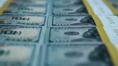 Kağıt bantla bağlanmış 100 ABD Doları 'na ait banknotlar. Bankacılık ve Finans Konsepti. Kapat.