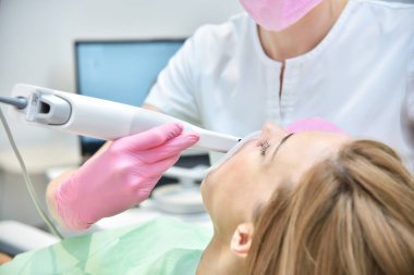 Ortodontist, 3 boyutlu tarama makinesiyle dişleri tarıyor. Modern dişçilik ve sağlık hizmetleri konsepti. Kapat.