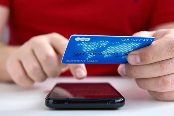 Kredi Kartıyla Alışveriş Yapan Akıllı Telefon Kullanan Bir Adam Çevrimiçi — Stok fotoğraf
