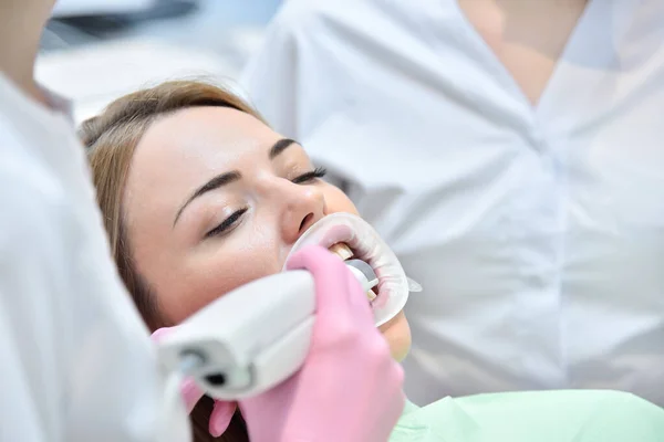 Dentista Asistente Exploración Los Dientes Del Paciente Con Escáner Intraoral — Foto de Stock