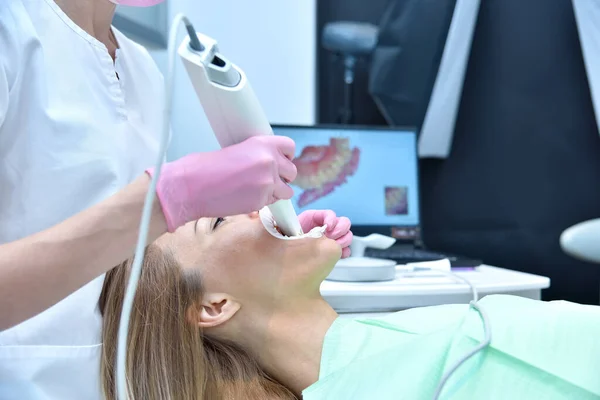 Tandläkare Scaning Patientens Tänder Med Dentala Scanner Och Skärm Med — Stockfoto