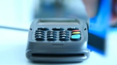 Siparişi kredi kartıyla ödemek ve banka sabun terminalini kullanmak. Çevrimiçi ödeme ve elektronik para konsepti. Yavaş Hareket Etkisi. Kapat.