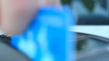 Adamın kredi kartı var ve Pos Terminali 'nin şifresini çeviriyor. Çevrimiçi ödeme ve elektronik para konsepti. Yavaş Hareket Etkisi. Kapat.