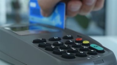POS Bank Terminalinin Mavi Kredi Kartıyla El Aracı Şifresi. Çevrimiçi ödeme ve elektronik para konsepti. Yavaş Hareket Etkisi. Kapat.