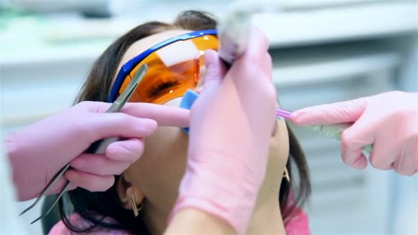 Paciente Con Gafas Protectoras Para Procedimiento Blanqueamiento Dental Dental Teeth — Vídeos de Stock