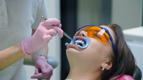 Dentista Prepara Paciente Para Clareamento Dos Dentes Procedimento Mulher Paciente — Vídeo de Stock