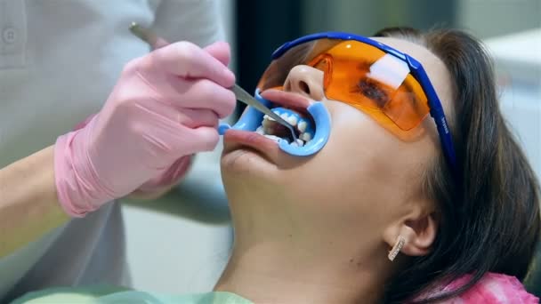 Dentista Prepara Paziente Procedura Sbiancamento Dei Denti Paziente Donna Nello — Video Stock