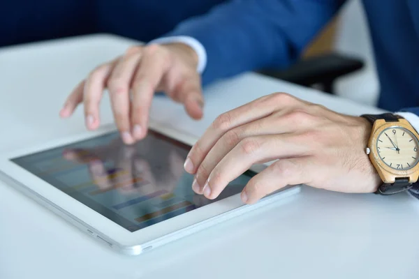 Finansal Veriler Hisse Senedi Raporlarıyla Birlikte Dijital Tablet Kullanan Işadamı — Stok fotoğraf