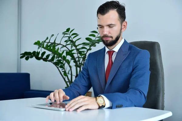 Επιχειρηματίας Κοστούμι Χρησιμοποιώντας Ψηφιακό Υπολογιστή Tablet Στο Γραφείο Επιχειρηματική Και — Φωτογραφία Αρχείου