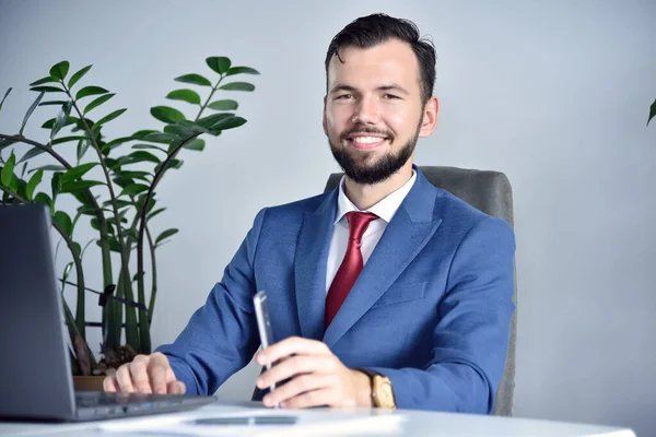 Happy Office Manager Avec Smartphone Main Ordinateur Portable Sur Table — Photo