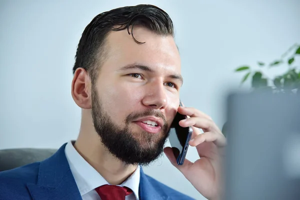 Kancelářský Manažer Mluví Mobilním Telefonu Moderní Kanceláři Obchodní Pracovní Koncepce — Stock fotografie