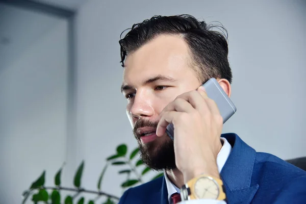 Modern Ofiste Adamı Telefonda Konuşuyor Kavramı Kapat — Stok fotoğraf