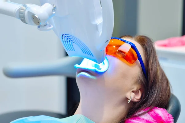 Clareamento Dos Dentes Para Mulher Paciente Branqueamento Dentes Clínica Dentária — Fotografia de Stock